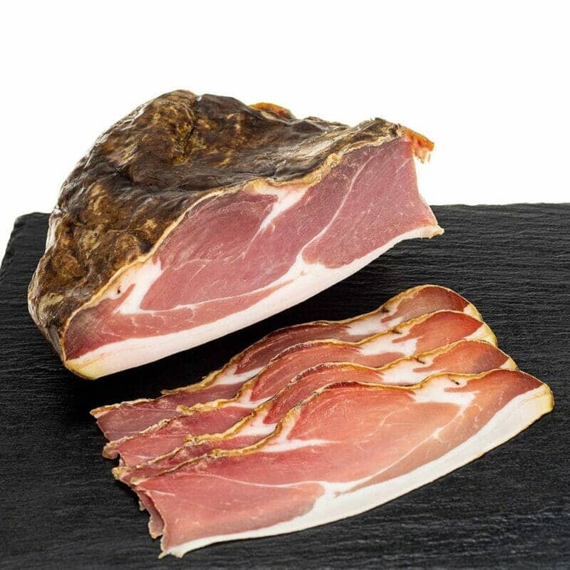 Authentieke gerijpte Toscaanse rauwe ham met zwarte peper.